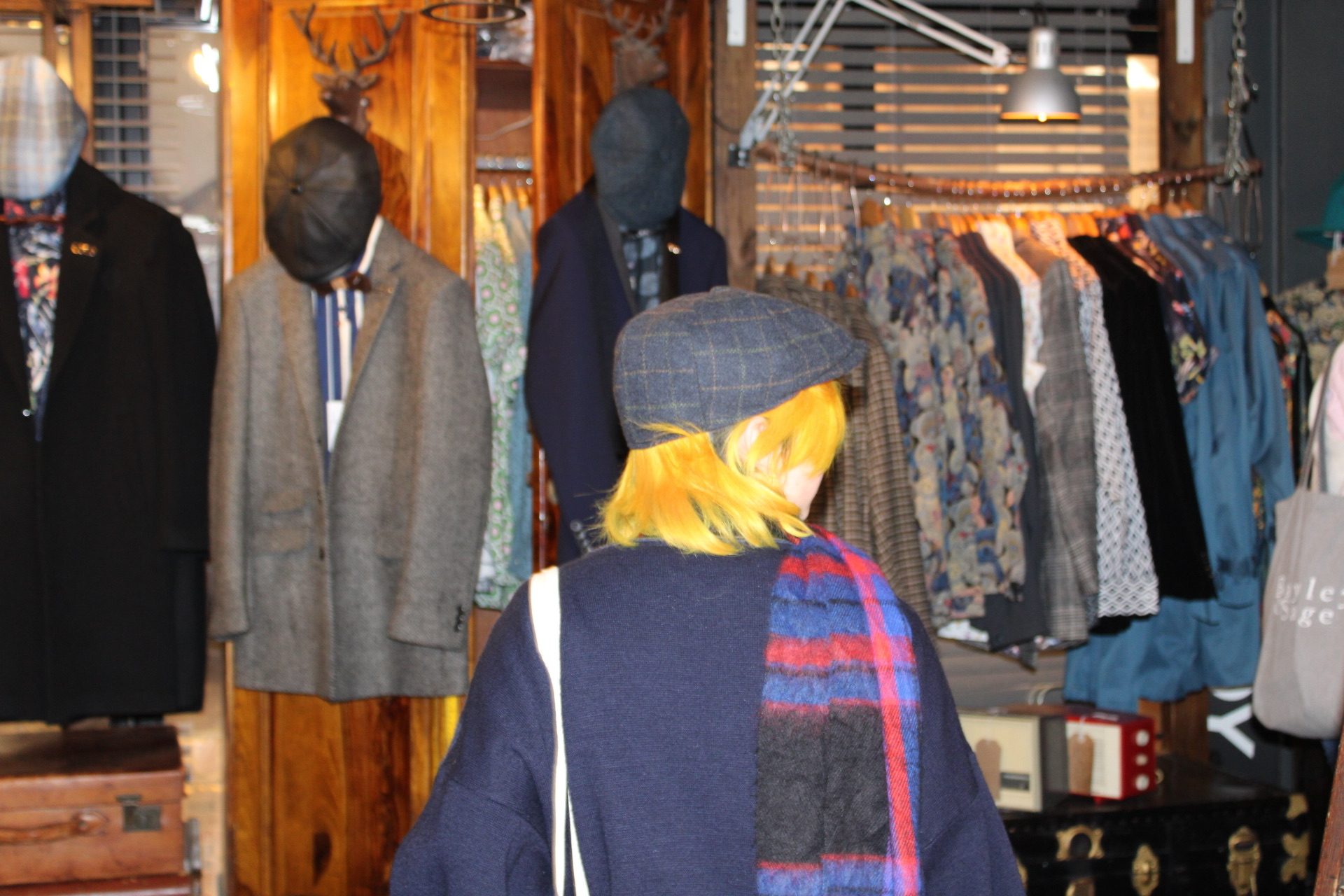 astro-person-shops_0514